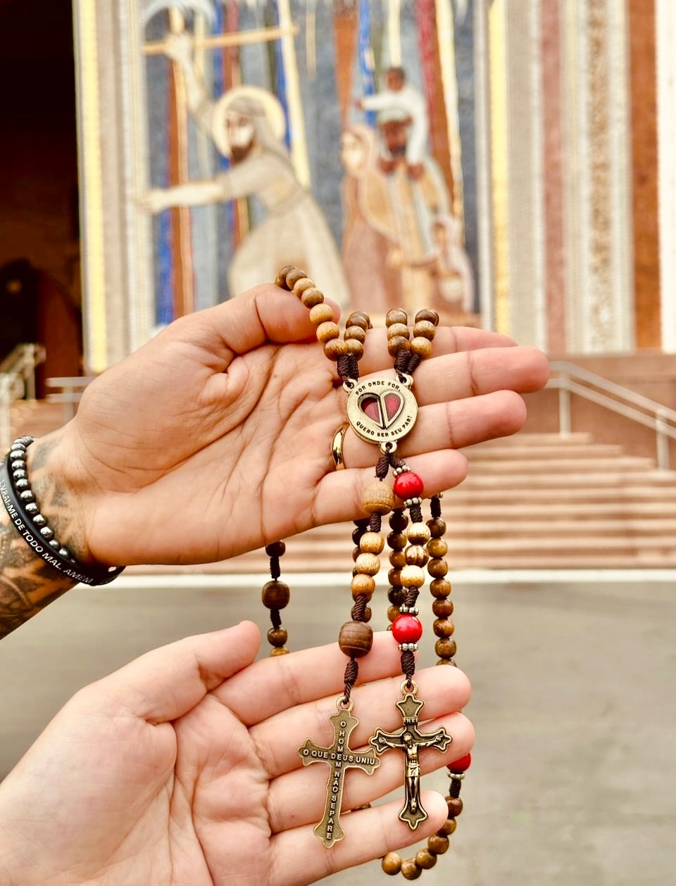 Detalhe do crucifixo e medalha do Terço do Casal